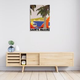 Tableau vintage sainte maxime accrochée sur un mur dans une maison.