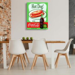 Tableau peinture vintage coca cola, accroché sur un mur dans une cuisine