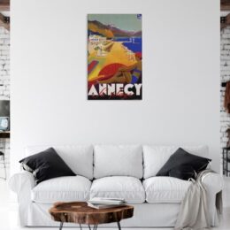 Tableau publicité rétro VILLE D’ANNECY accroché sur un mur avec un canapé dans une maison