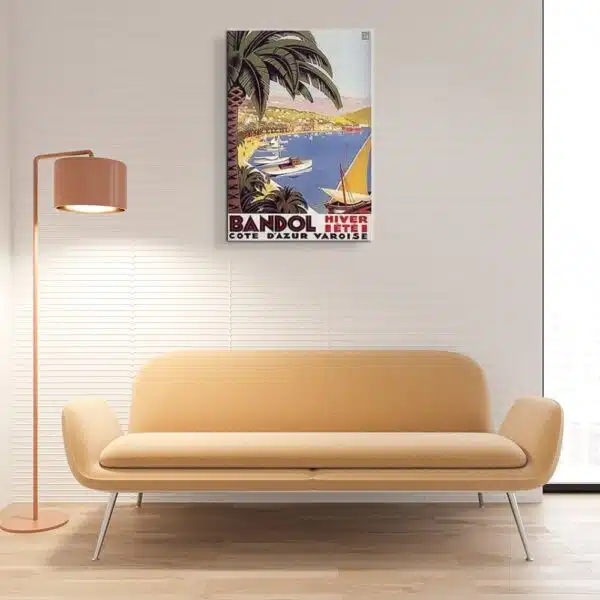 Tableau vintage bandol accroché sur un mur avec un canapé et veilleuse dans un salon