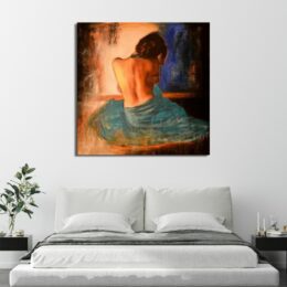 Tableau d'une femme assise de côté avec un drap turquoise sur le bas de son corps et le haut nue dans des tons orangé, noir accroché au-dessus d'un lit épuré avec 2 tables de chevet noir et une plante verte posée sur celle de gauche