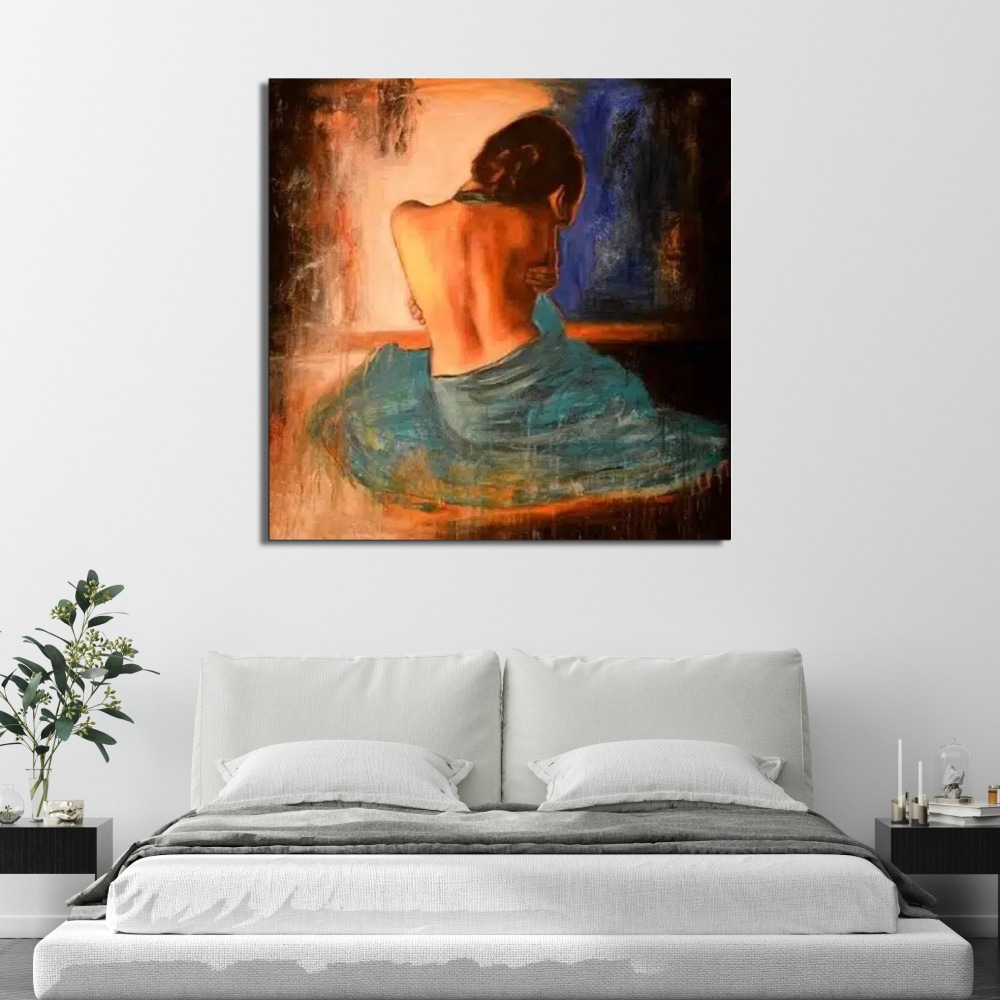 Peinture femme nue vue de dos avec un voile azur Tableau d'une femme assise de côté avec un drap turquoise sur le bas de son corps et le haut nue dans des tons orangé, noir accroché au-dessus d'un lit épuré avec 2 tables de chevet noir et une plante verte posée sur celle de gauche