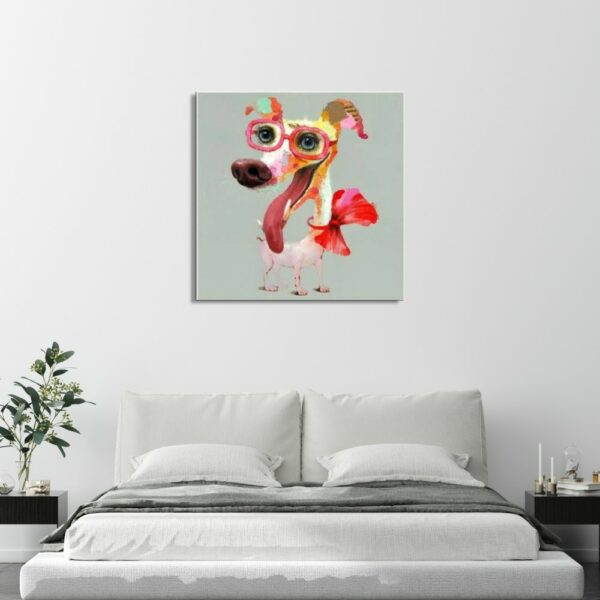 Tableau petit chien rose pop art avec des lunettes et des yeux bleus, un petit nœud rouge autour du cou, accroché au-dessus d'un lit, 2tables de chevet noir avec un vase et des fleurs sur celle de gauche