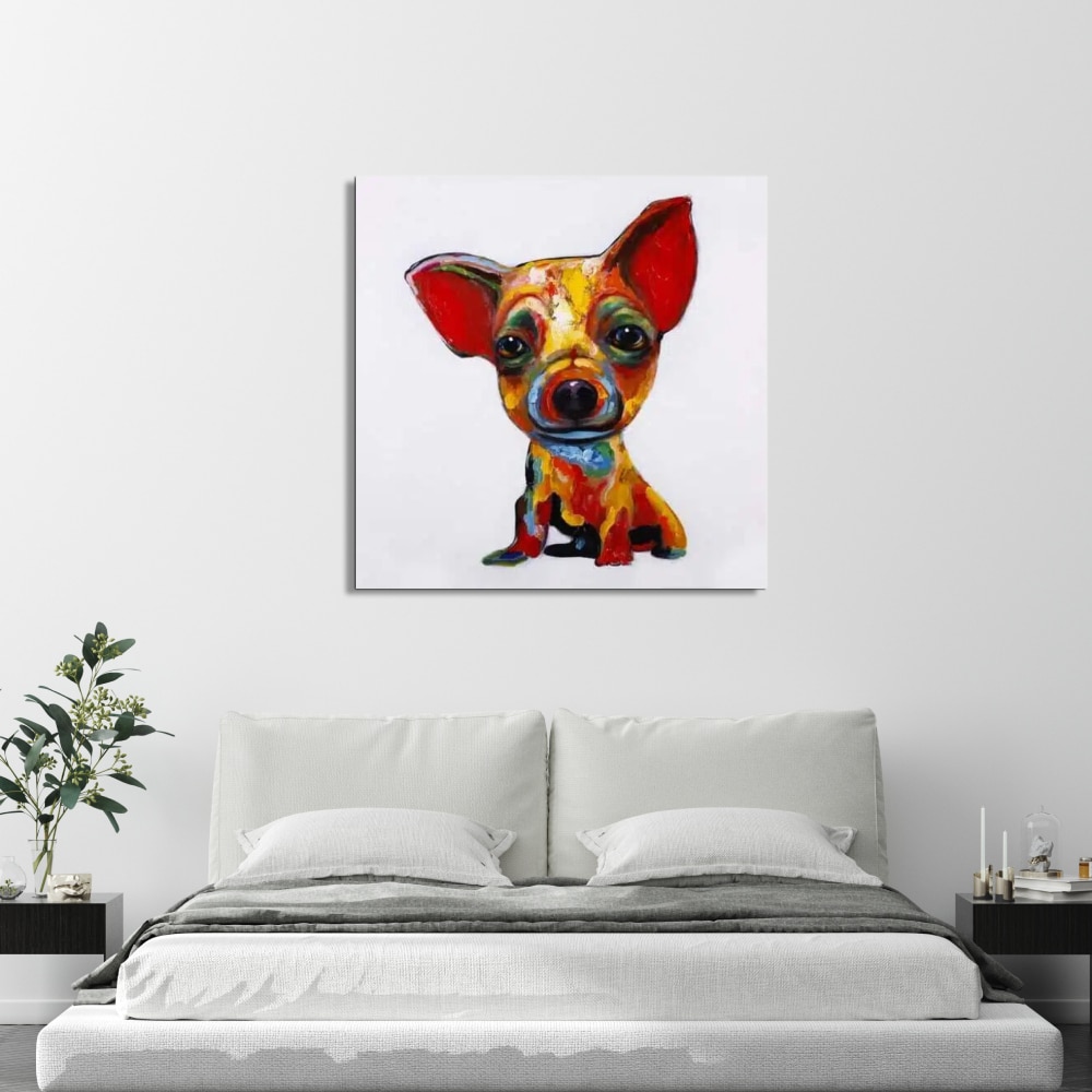 Tableau moderne pop art chihuahua Tableau d'un petit chihuahua style pop art, accrcohé au-dessus d'un lit avec 2 tables de chevet en bois noir, un vase sur la gauche avec une fleur