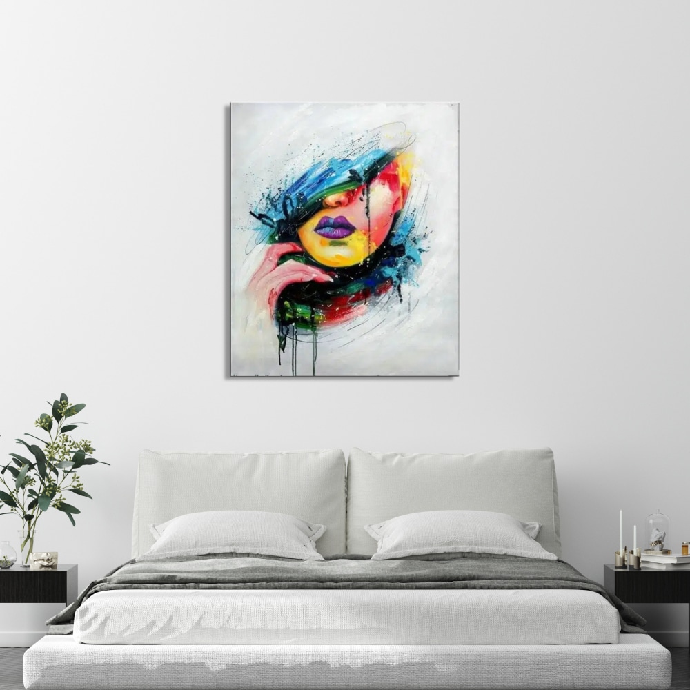 Peinture toile pop art visage femme Tableau d'un visage style pop art, accroché au-dessus d'un lit, 2 tables de chevet en bois noir, sur la gauche un vase avec une fleur