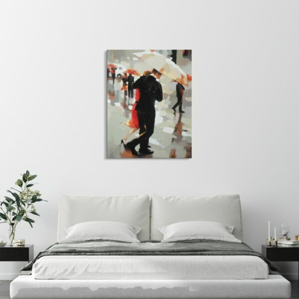 Tableau d'un couple de côté marchant sous un parapluie, la femme porte une robe rouge et l'homme un costume noir, accroché au-dessus d'un lit, 2 tables de chevet avec un vase avec des fleurs sur la gauche