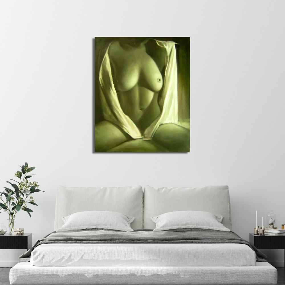 Tableau femme nue chemise blanche Tableau d'une femme assise, jambes écartées, habillé d'une chemise ouverte, au-dessus d'un lit à la parure blanc et gris, 2 chevets noir avec à gauche une plante et à droite des bougeoirs