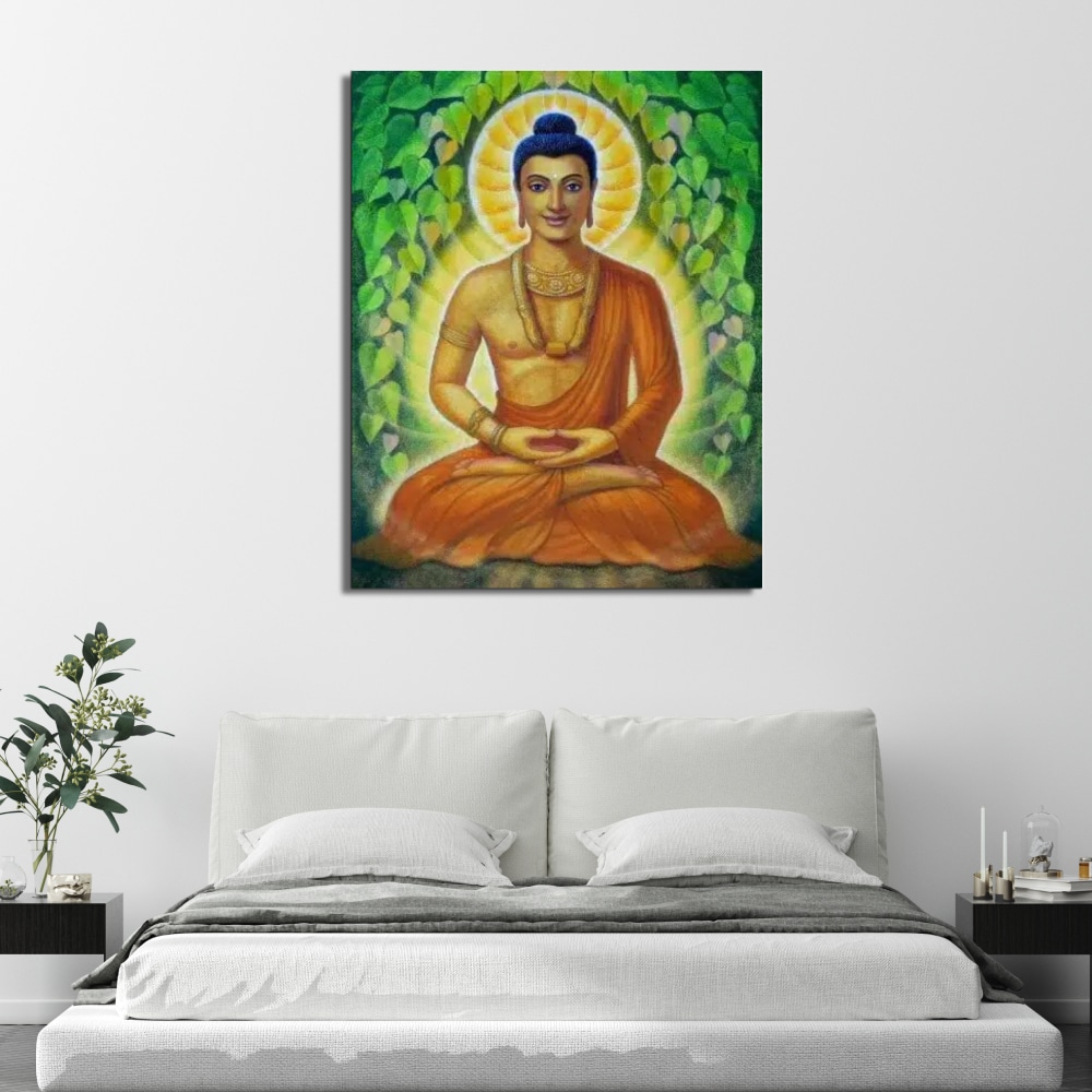 Tableau bouddha vert assis en tailleur habillé d'un ensemble marron avec les mains posées devant son ventre, mis au-dessus d'un lit avec 2 tables de chevet avec sur la gauche une plante dessus.