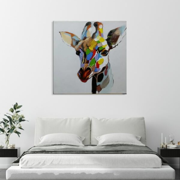 Tableau style pop art d'une girafe multicolore, au-dessus d'un lit, 2 tables de chevet noir en bois
