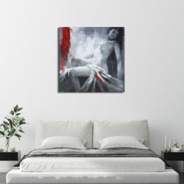 Tableau d'une femme nue assise sur le rebord d'une fenêtre avec un voile blanc avec du rouge sur la cuisse droite, le buste relevé et la tête tombante sur la gauche, accroché au-dessus d'un lit avec 2 tables de chevet noir avec à gauche une plante et à droite des bougeoirs