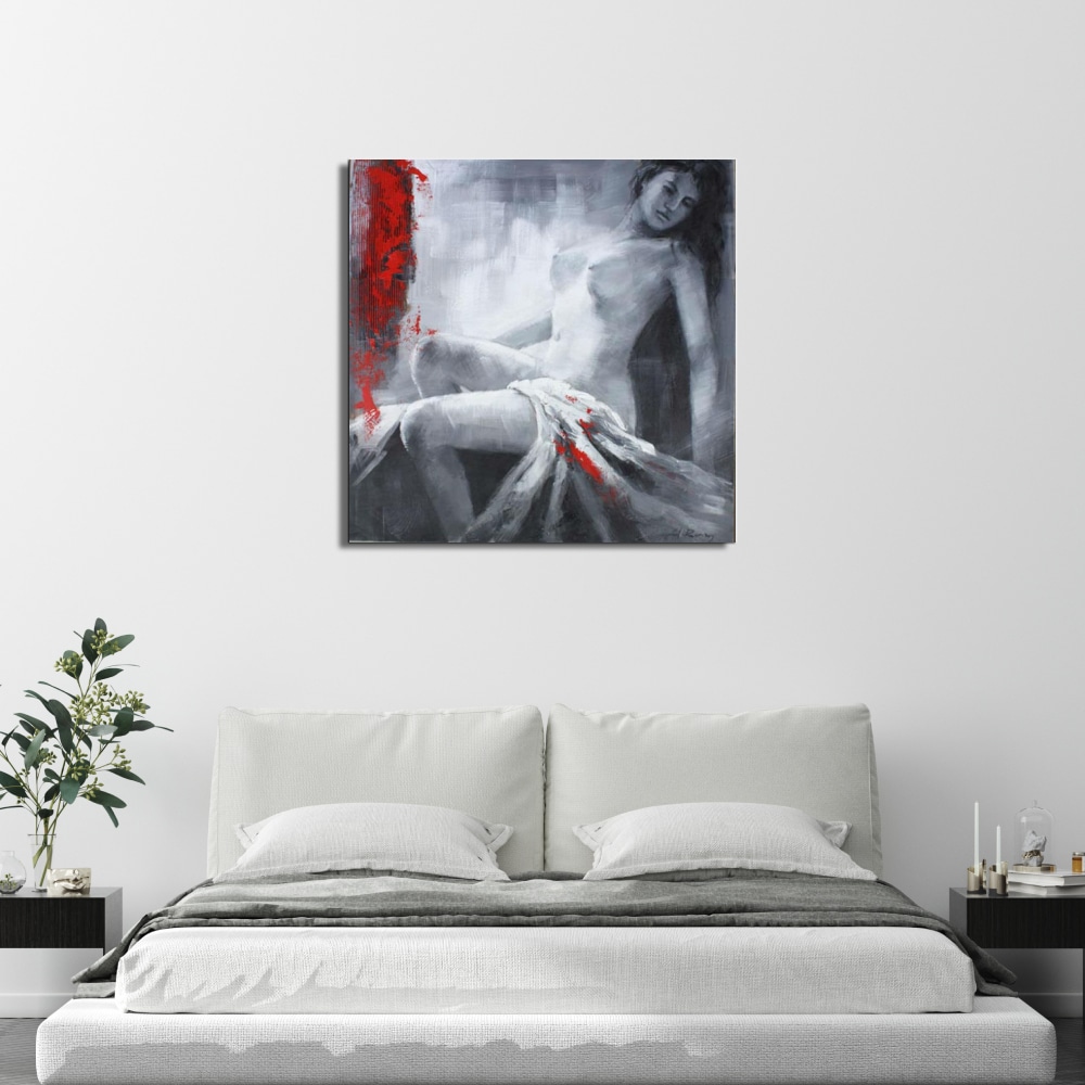 Peinture moderne femme avec un voile Tableau d'une femme nue assise sur le rebord d'une fenêtre avec un voile blanc avec du rouge sur la cuisse droite, le buste relevé et la tête tombante sur la gauche, accroché au-dessus d'un lit avec 2 tables de chevet noir avec à gauche une plante et à droite des bougeoirs