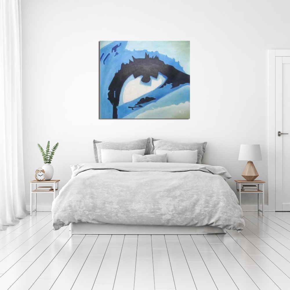 Peinture pop art oeil bleu Tableau d'un œil en gros plan aux couleurs bleus, accroché au-dessus d'un lit avec des tables de chevet avec une plante verte et un réveil à gauche et une lampe à droite