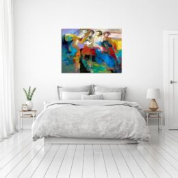 Tableau abstrait de musiciens, accroché au-dessus d'un lit avec 2 tables de chevets, à gauche une plante verte, un réveil et à droite une lampe