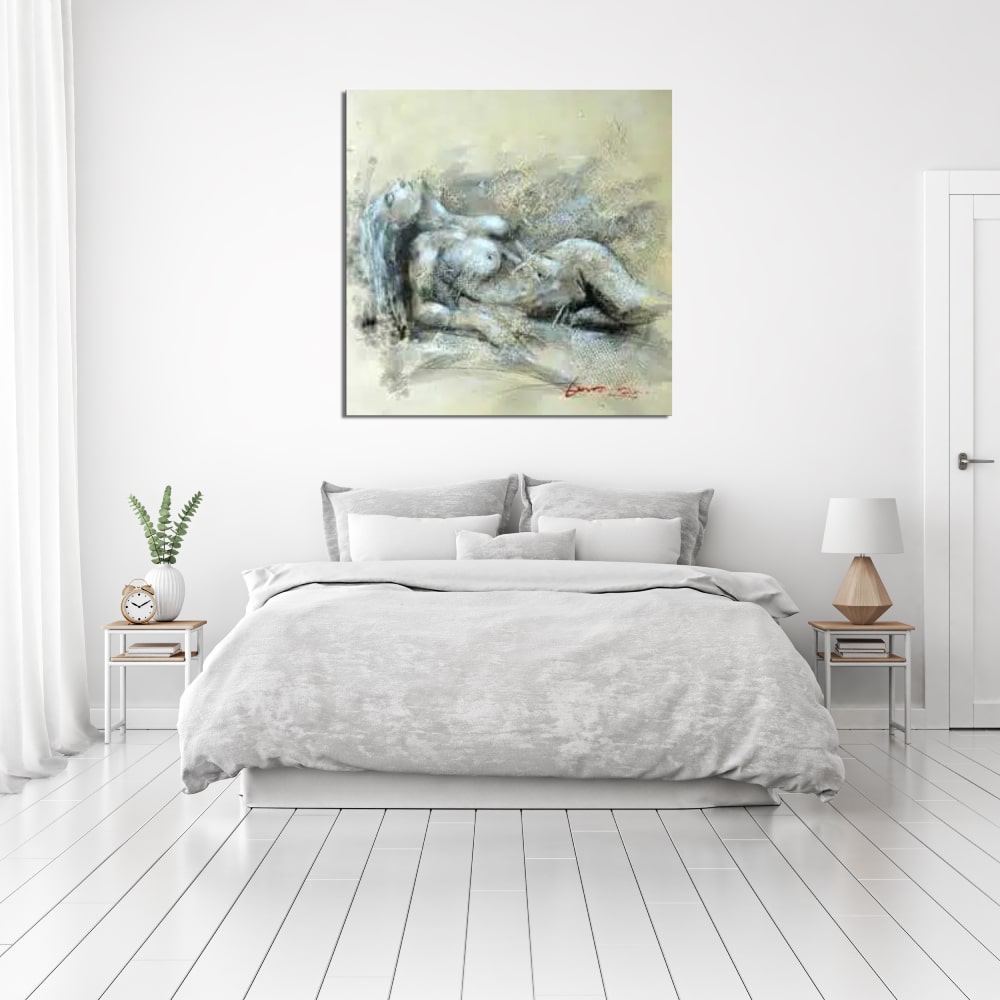 Tableau femme allongée aux cheveux longs Tableau d'une femme nue étendue sur les coudes, accroché au-dessus d'un lit avec 2 tables de chevet, une avec une plante et un réveil et l'autre avec une lampe