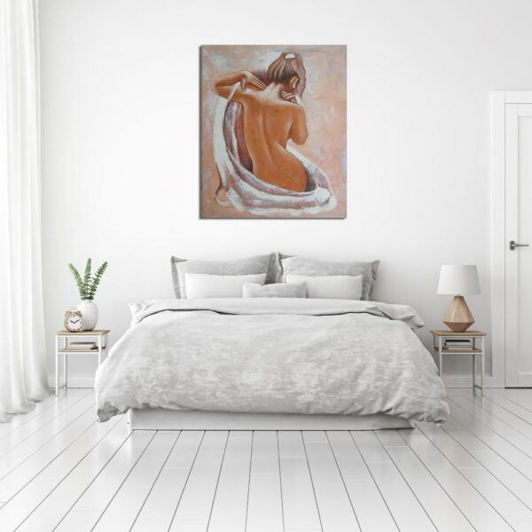 Tableau femme nue assise les bras levés avec drap blanc, accroché au-dessus d'un lit à la parure blanc et gris, 2 tables de chevet en bois avec les pieds en métal, une plante à gauche avec un réveil et une lampe à droite