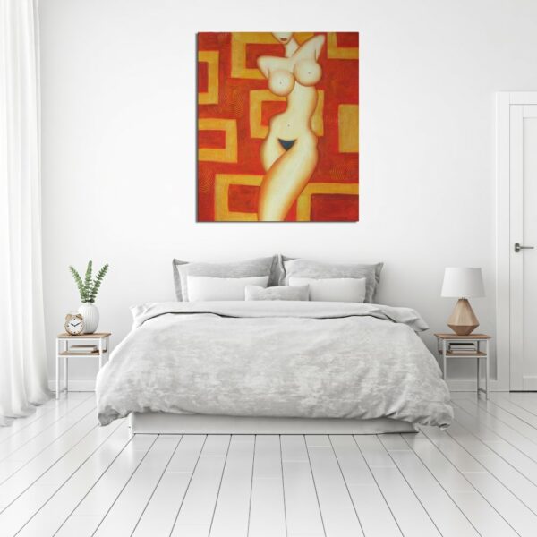 Tableau femme nue sans tête style année 70 colories rouge, jaune, orange, accroché au-dessus d'un lit à la parure gris, blanc avec 2 tables de chevet, une plante à gauche et une lampe à droite