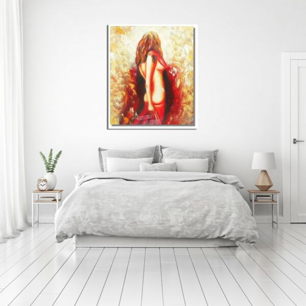 Tableau de femme nue de dos cheveux longs avec drap rouge dans la main droite sur fond jaune, beige au-dessus d'un lit parure blanc et gris avec 2 tables de chevet à gauche une plate et à droite une lampe