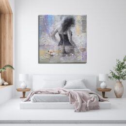 Tableau femme en guêpière de dos nue dans des tons doux de violet, bleu, gris mis au-dessus d'un lit avec un plaid défait sur le bout du lit et 2 chevets avec des lampes blanches, une plante sur la droite et une autre sur le rebord de la fenêtre à gauche