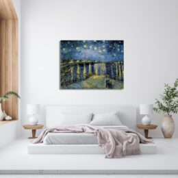 Tableau de Van Gogh d'un fleuve de nuit , accrcohé au-dessus d'un lit avec un plaid qui tombe sur le bout du lit, 2 tables de chevet en bois avec 2 lampes blanches, un vase sur la droite avec des plantes vertes