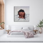 Tableau femme nue de dos au-dessus d'un lit avec un plaid rose au pied ainsi que 2 tables de chevet de chaque côté et 2 lampes posées sur chacune d'elles, une plante sur la droite et une fenêtre à gauche avec sur le rebord en bois une plante