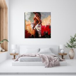 Tableau d'une femme nue de dos, buste tourné avec un drap blanc sur les hanches, dans un fond de couleurs rouge, beige, gris. Accroché au-dessus d'un lit à la parure blanc, un plaid rose vient tomber sur le bout, 2 chevets en bois avec une lampe et une plante avec un vase sur la droite