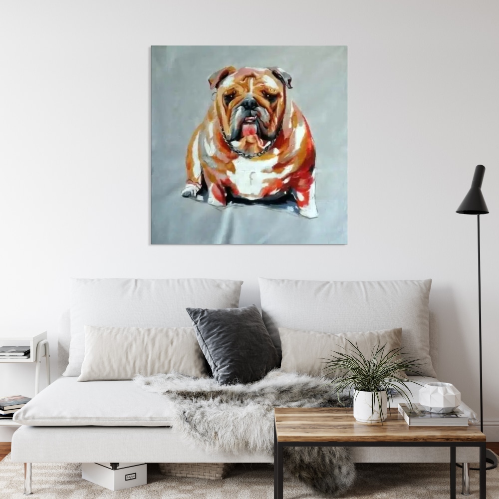 Peinture pop art bulldog Tableau d'un bouledogue marron avec une tâche blanche sur fond gris, accrcohé au-dessus d'un canapé gris avec une table basse en bois marron, une lampe sur pied au fond à droite