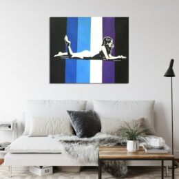 Tableau aux couleurs moderne d'une femme allongée nue, accroché au-dessus d'un canapé avec une table basse carré en bois