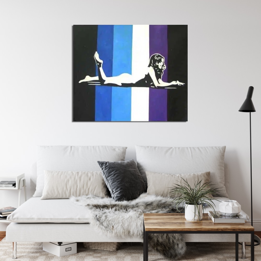 Tableau toile pop art femme nue allongée Tableau aux couleurs moderne d'une femme allongée nue, accroché au-dessus d'un canapé avec une table basse carré en bois