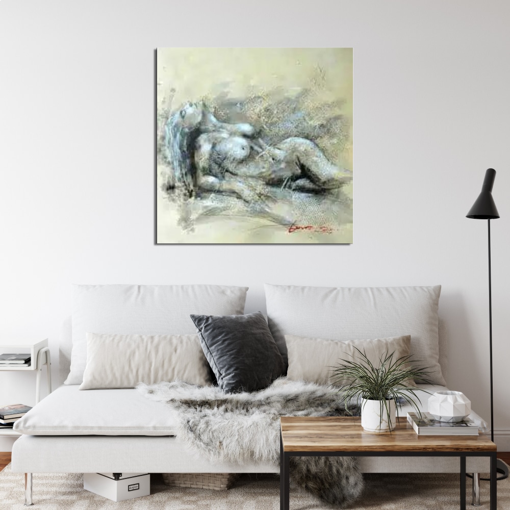 Tableau femme allongée aux cheveux longs Tableau d'une femme nue étendue sur les coudes, accroché au-dessus d'un canapé avec un coussin noir et une table basse en bois