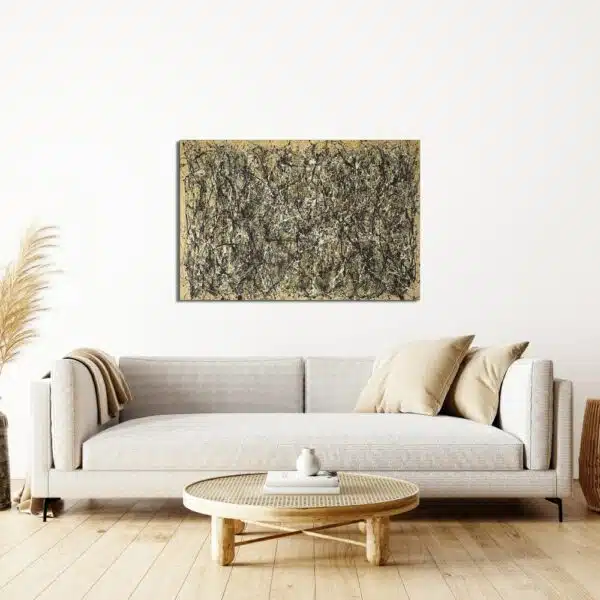 Tableau abstrait représentant un tas de fils, accrcohé au-dessus d'un canapé beige avec des coussins dans le coin droit et une table basse en bois