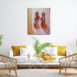 Tableau de 2 corps de femmes subjectif sans jambes, accroché au-dessus d'un canapé blanc avec des coussins jaune, une table en verre avec une plante verte, 2 fauteuils en rotin