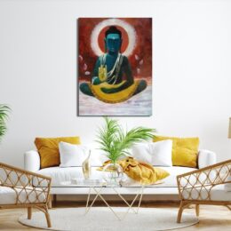 Tableau de buddha en position assise de méditation avec un drap jaune sur un fond bordeaux au-dessus d'un canapé blanc avec plaide et coussins jaune moutarde, une table en verre posé sur un tapis rond beige et 2 fauteuils en face en rotin avec un coussin blanc