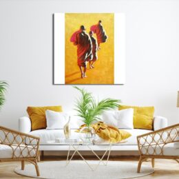 Tableau sur fond jaune, de moine vêtu d'une robe rouge marchant de dos, accroché au-dessus d'un canapé blanc avec des coussins et un plaid jaune moutarde, une table en verre sur un tapis rond beige et 2 fauteuils en rotin avec un coussin blanc