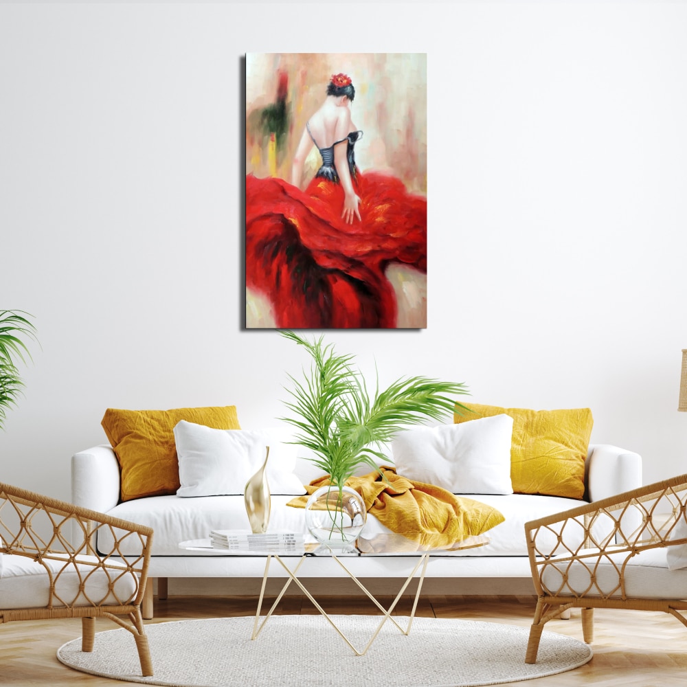 Tableau peinture danseuse de flamenco Tableau d'une danseuse de flamenco de dos avec une jupe à volant rouge et un bustier noir, accroché au-dessus d'un canapé blanc avec des coussins jaune, une table basse en verre avec une plante, 2 fauteuils en rotin bois