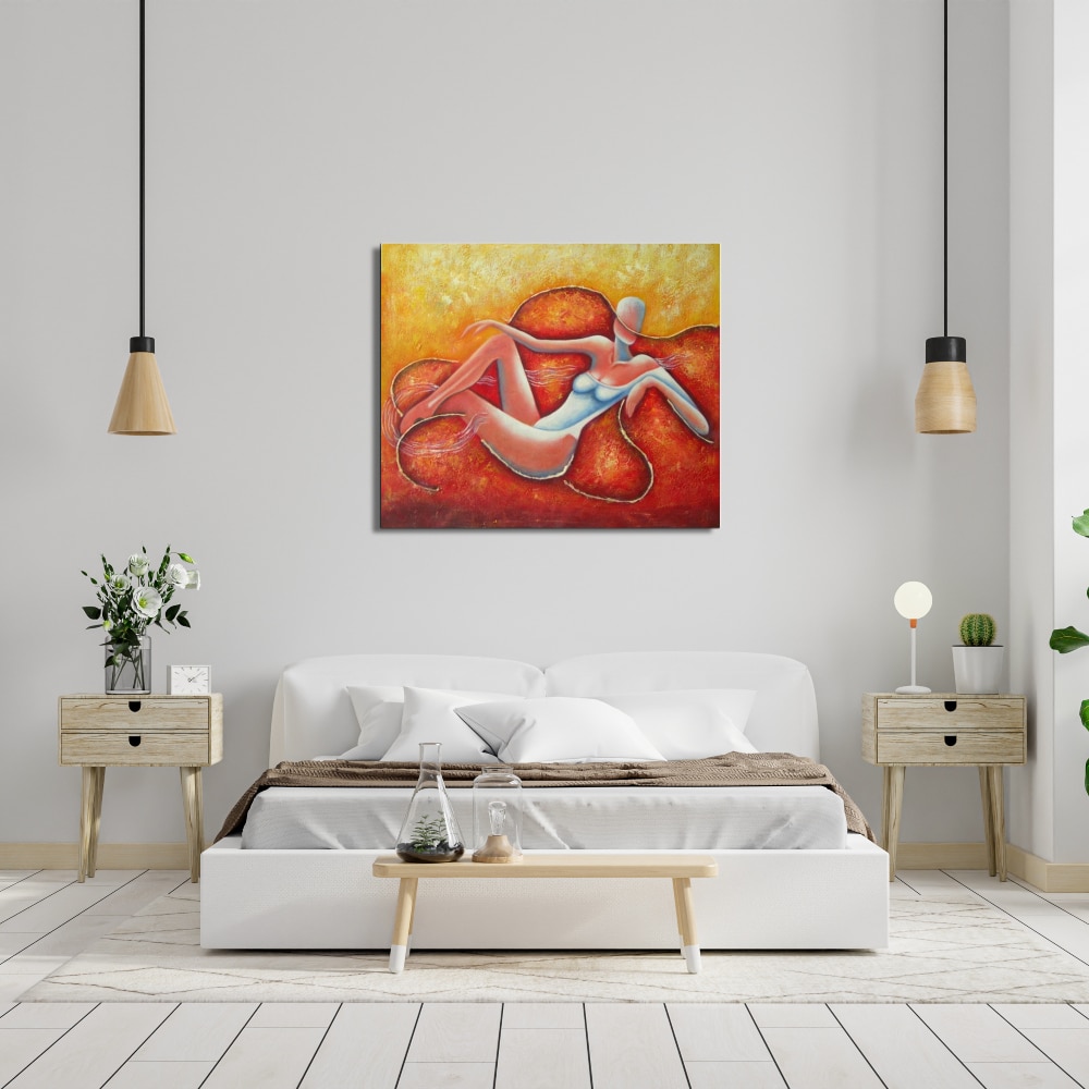 Peinture contemporaine femme divan Tableau aux tons chauds rouges, oranges aux formes abstraites d'une silhouette sur un divan, accroché au-dessus d'un lit avec 2 tables de chevets en bois avec à gauche un vase avec des fleurs et un réveil et à droite une lampe avec une plante verte, au bout du lit un banc en bois
