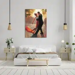 Tableau d'un couple amoureux qui danse, accroché au-dessus d'un lit avec 2 tables de chevets en bois avec 2 suspensions luminaires, à gauche un vase avec des fleurs et un réveil, à droite une lampe, un banc au bout du lit