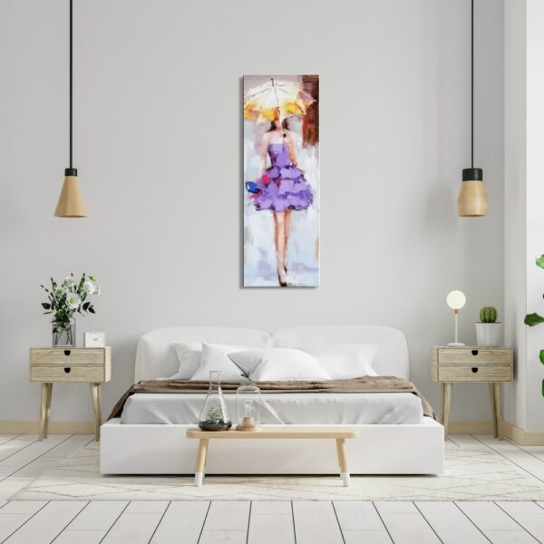 Tableau d'une femme en robe violette à volant avec un parapluie, accrcohé au-dessus d'un lit, 2 tables de chevet en bois, 2 suspensions luminaires, des fleurs, un réveil à gauche et une lampe à droite, un banc en bois au bout du lit