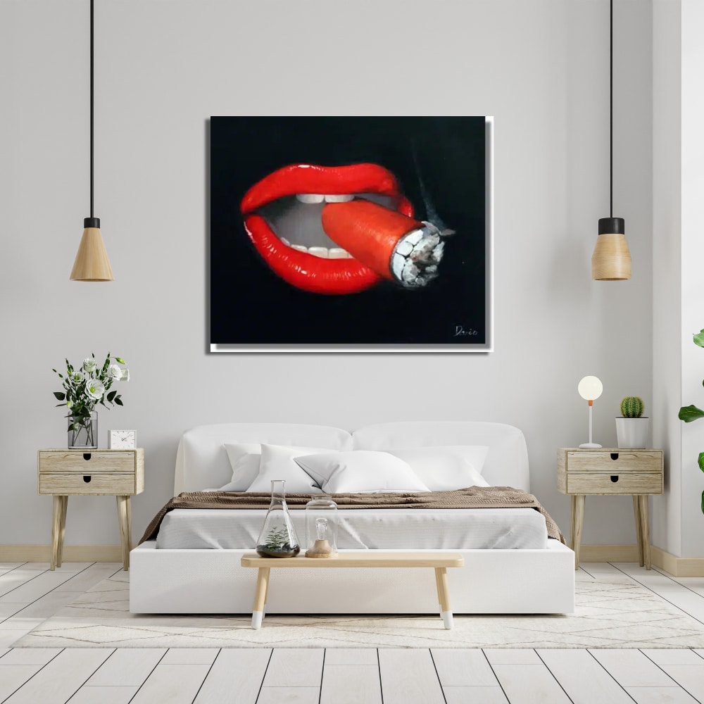 Toile pop art noire bouche rouge au cigare Tableau de lèvres rouge avec un cigare rouge entre les dents sur un fond noir, accroché au-dessus d'un lit avec 2 suspensions luminaires au-dessus des 2 tables de chevets en bois avec un vase avec des fleurs sur la gauche et une lampe à droite, un banc en bois au bout du lit