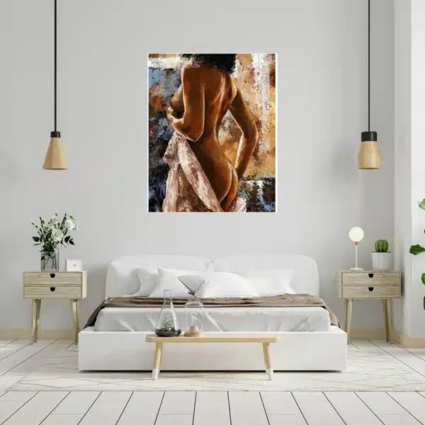 Tableau femme nue métissé avec un drap beige dans la main gauche, au-dessus d'un lit avec plaid marron, 2 tables de chevet en bois patiné à gauche, une plante à droite, une lampe et un banc en bois au bout du lit