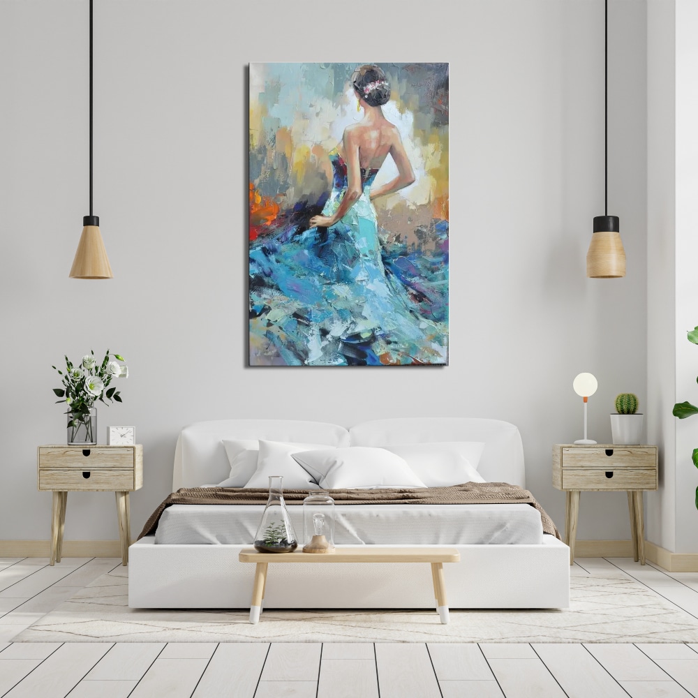 Tableau d'une femme de dos avec une grande robe bleu, accroché au-dessus d'un lit avec au bout un banc en bois, 2 suspensions luminaire au dessus des 2 tables de chevet avec sur celle de gauche un vase avec des fleurs et à droite une lampe