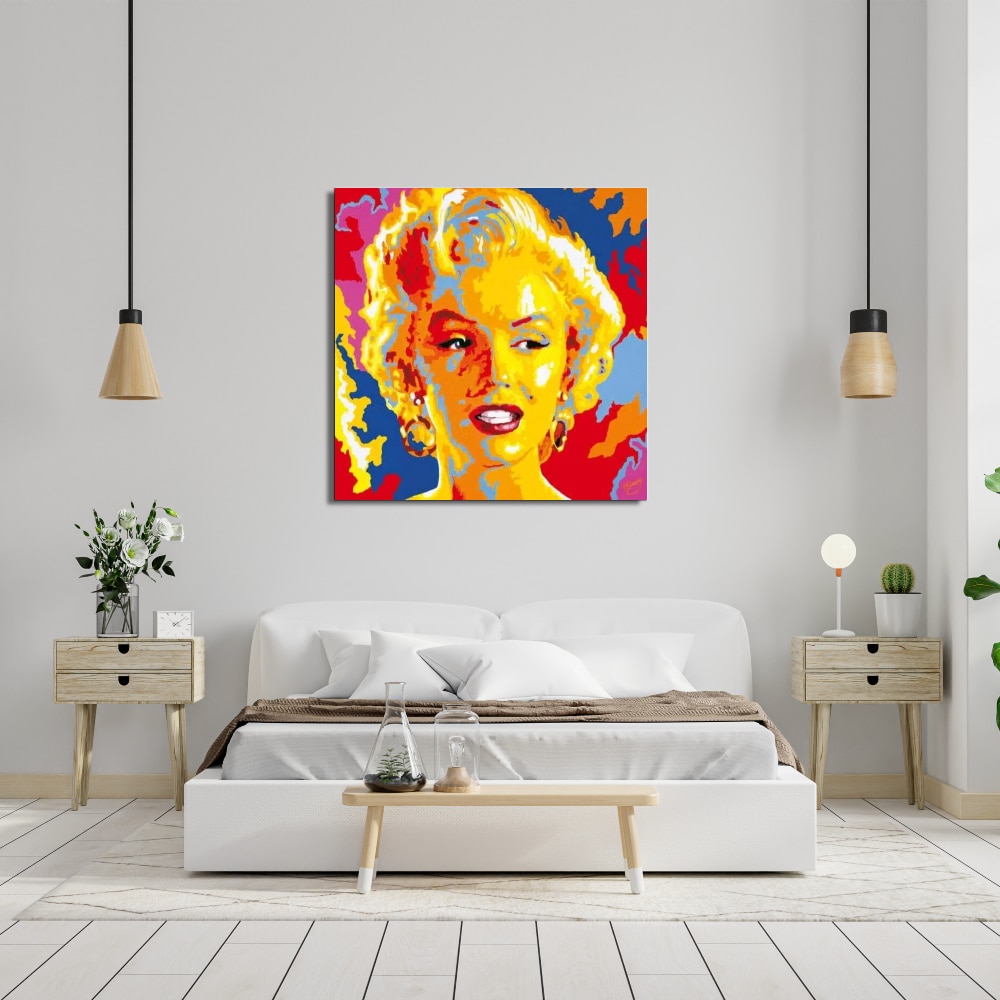 Toile pop art Marylin Monroe Tableau de Marilyn Monroe en style pop art , accroché au-dessus d'un lit avec 2 tables basses en bois avec 2 suspensions luminaires, un vase avec des fleurs à gauche et une lampe sur la droite avec un banc en bois au bout du lit