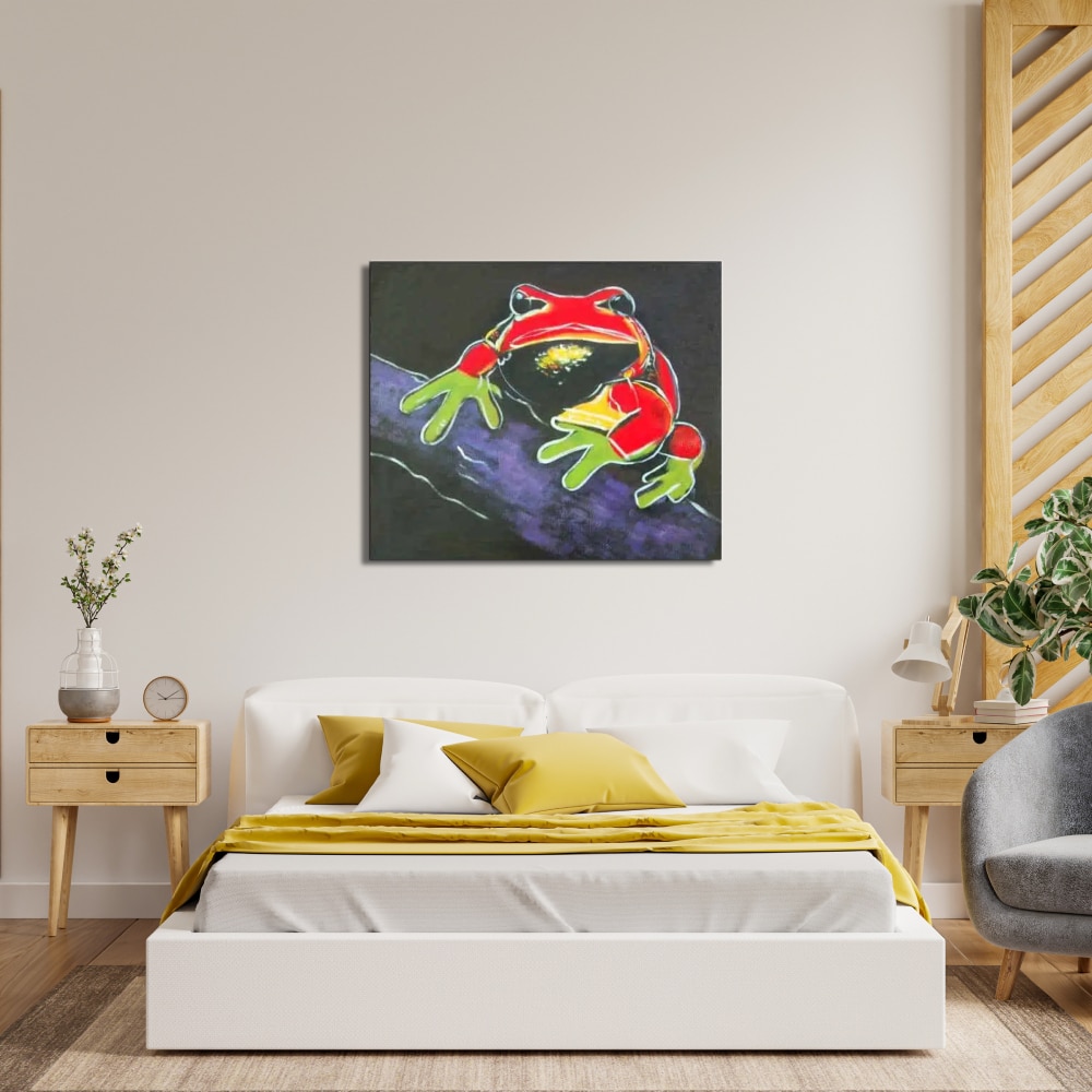 Peinture pop art grenouille Tableau d'une grenouille rouge, jaune et vert sur une branche d'arbre, accroché au-dessus d'un lit avec 2 tables de chevet en bois, des fleurs dans un vase blanc, un réveil à gauche et une lampe à droite ainsi qu'un fauteuil gris