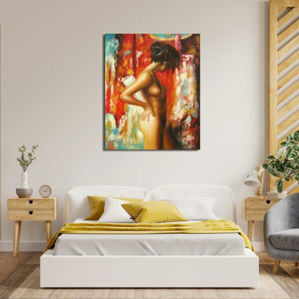 Tableau coloré rouge avec nuances beige, turquoise d'une femme métisse nue au-dessus d'un lit avec plaid et oreiller jaune moutarde ainsi que 2 tables de chevet en bois clair avec des vases et un fauteuil gris sur le côté gauche