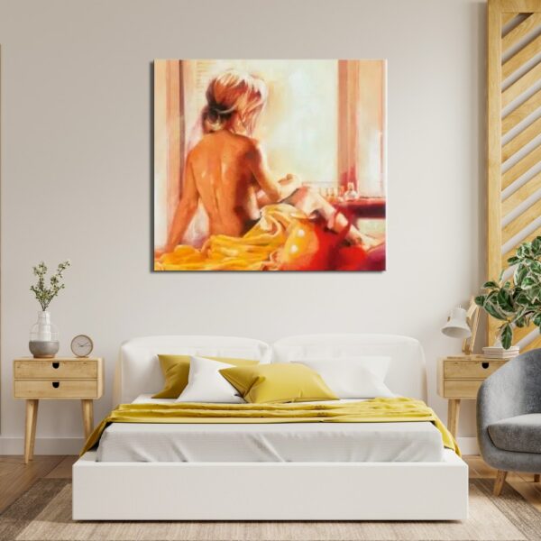 Tableau de dos d'une femme nue face à une fenêtre avec un drap jaune derrière, au-dessus d'un lit à la parure blanche et jaune moutarde, 2 tables de chevet en bois à tiroir à gauche, un vase avec une fleur et un réveil, un fauteuil gris sur la droite