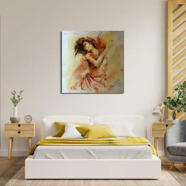 Tableau d'une femme tête penchée sur le côté, bras gauche tenant l'autre bras, accroché au-dessus d'un lit blanc et jaune avec 2 chevets avec tiroir, dessus à gauche un vase blanc avec une fleur, un réveil et à droite une lampe, à côté un fauteuil gris et derrière une plante verte