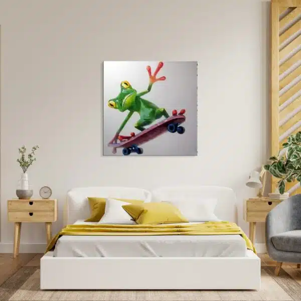 Tableau grenouille en skateboard, accroché au-dessus d'un lit avec 2 tables de chevets en bois avec à gauche un vase te des fleurs et à droite une lampe et un fauteuil gris