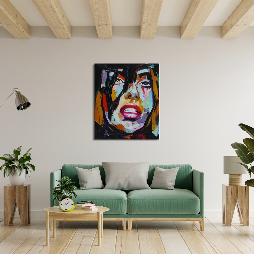 Peinture pop art visage femme Tableau d'un visage d'une femme style pop art, accroché au-dessus d'un canapé vert avec de chaque côté des plantes vertes dans des vases blanc sur des tabouret en bois d'appoint, une table basse en bois devant le canapé