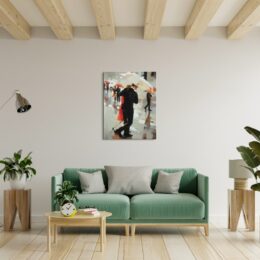 Tableau d'un couple de côté marchant sous un parapluie, la femme porte une robe rouge et l'homme un costume noir, accroché au-dessus d'un canapé vert, 2 tabourets en bois avec des plantes verte dans un vase blanc et une table basse ronde en bois