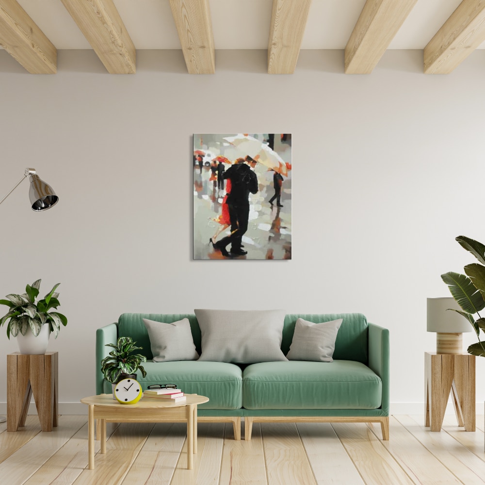 Peinture toile moderne d'un couple sous un parapluie Tableau d'un couple de côté marchant sous un parapluie, la femme porte une robe rouge et l'homme un costume noir, accroché au-dessus d'un canapé vert, 2 tabourets en bois avec des plantes verte dans un vase blanc et une table basse ronde en bois