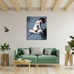 Tableau fond gris, bleu avec une femme assise, le corps tourné sur le côté, au-dessus d'un canapé vert avec 2 tabourets d'appoint avec chacun une plante et une table basse en bois ronde